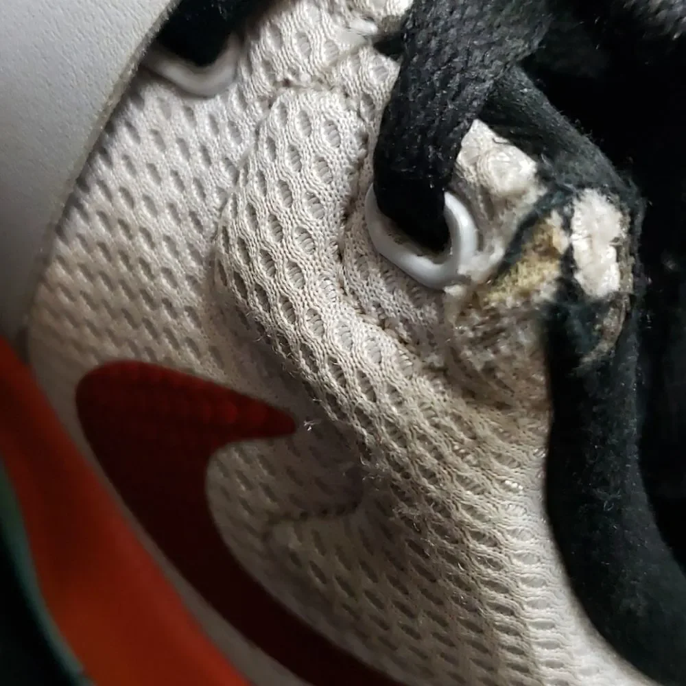 NIKE TEAM HUSTLE D8 BASKETBALL SHOES, SIZE 5